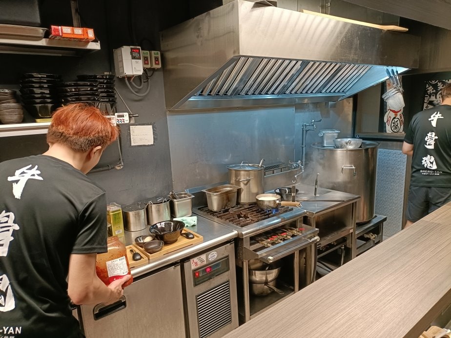 忠孝復興拉麵新開店!盛牪牛骨拉麵大安區拉麵必吃,牛骨湯頭打破傳統豚骨。