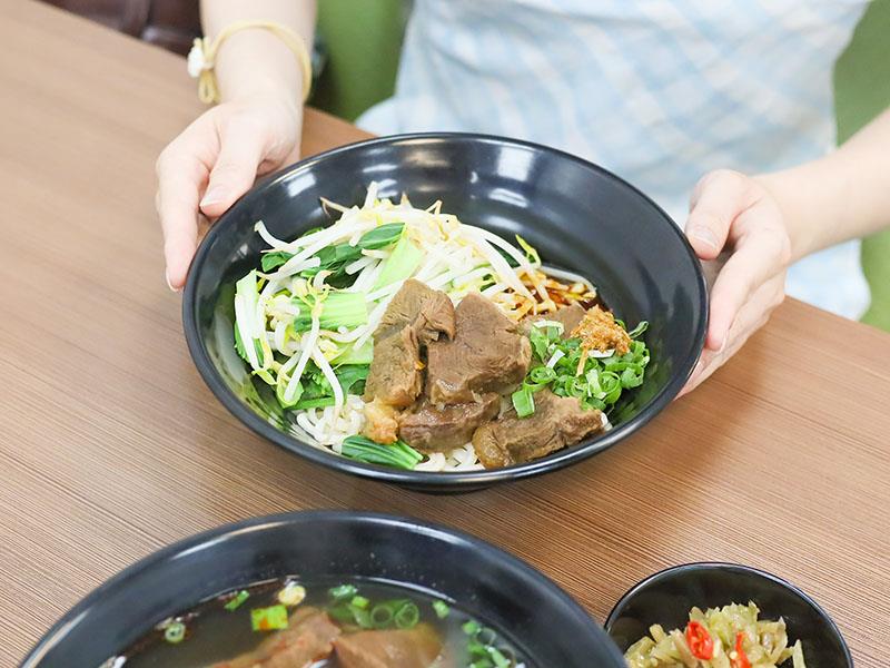新竹牛肉麵推薦!幸福食光川菜大廚紅燒牛肉麵,炒飯、紅油炒手必吃。