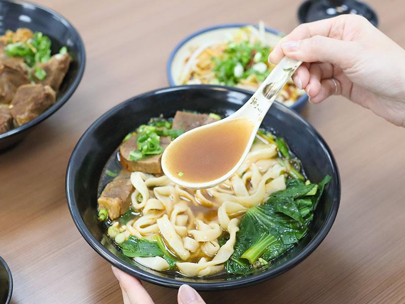 新竹牛肉麵推薦!幸福食光川菜大廚紅燒牛肉麵,炒飯、紅油炒手必吃。