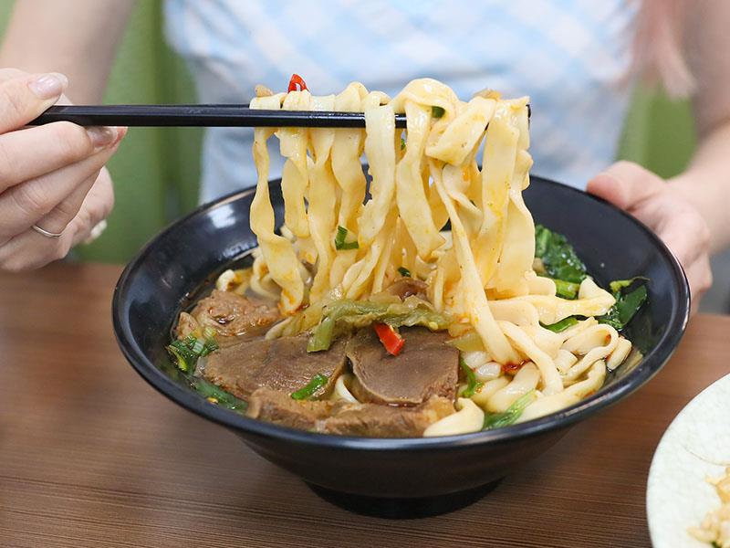 新竹牛肉麵推薦!幸福食光川菜大廚紅燒牛肉麵,炒飯、紅油炒手必吃。