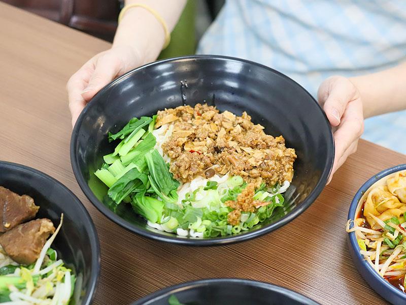 新竹牛肉麵推薦!幸福食光川菜大廚紅燒牛肉麵,炒飯、紅油炒手必吃。
