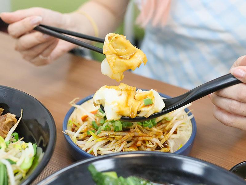 新竹牛肉麵推薦!幸福食光川菜大廚紅燒牛肉麵,炒飯、紅油炒手必吃。