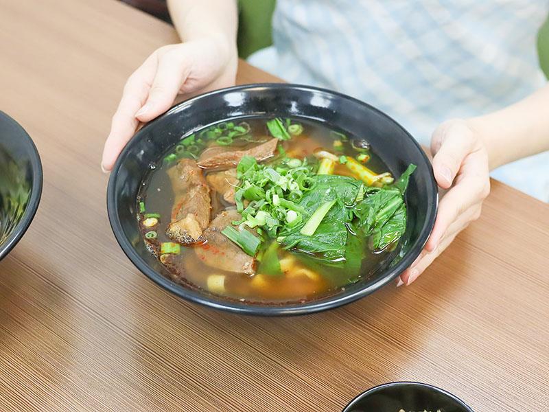 新竹牛肉麵推薦!幸福食光川菜大廚紅燒牛肉麵,炒飯、紅油炒手必吃。