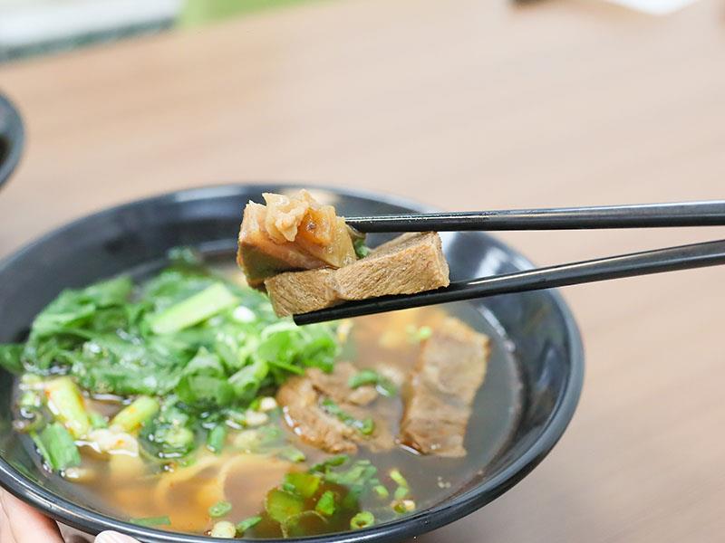 新竹牛肉麵推薦!幸福食光川菜大廚紅燒牛肉麵,炒飯、紅油炒手必吃。