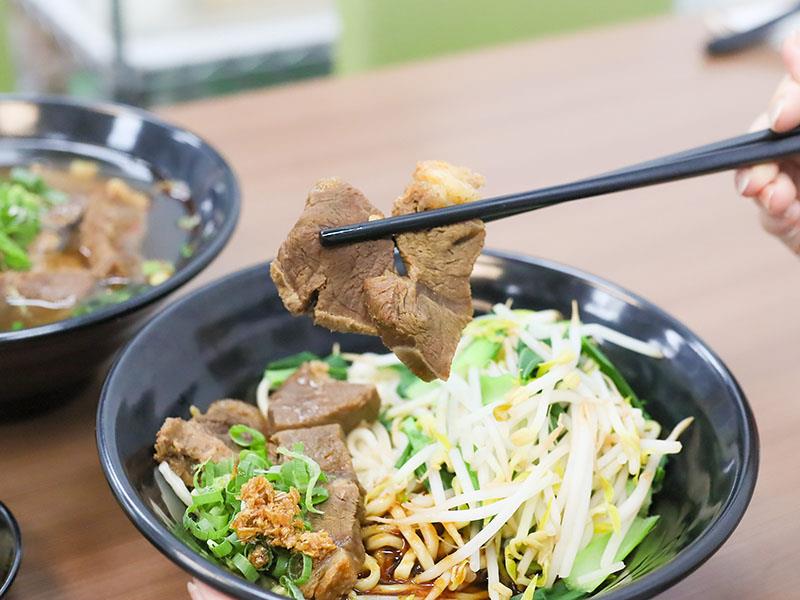 新竹牛肉麵推薦!幸福食光川菜大廚紅燒牛肉麵,炒飯、紅油炒手必吃。