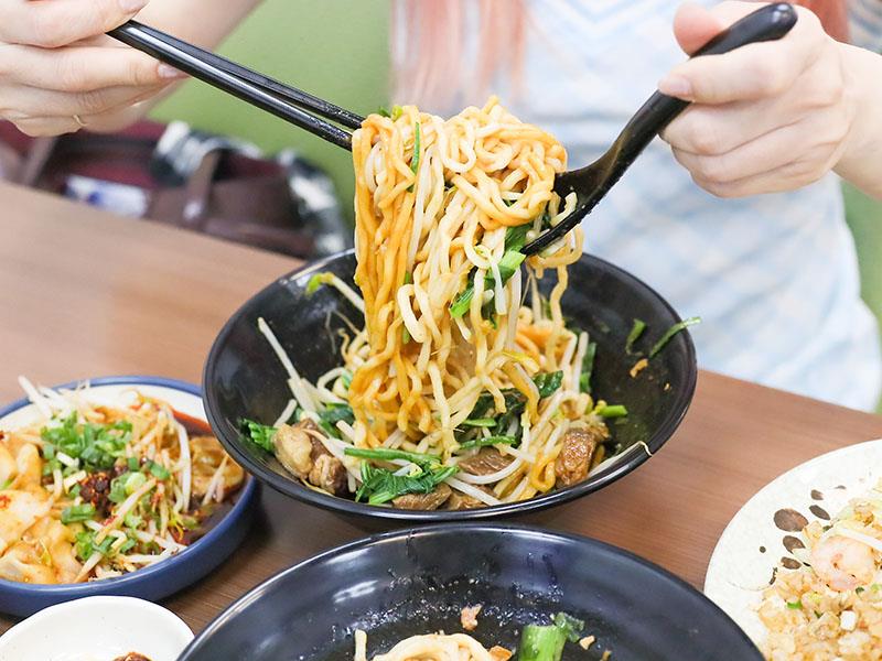 新竹牛肉麵推薦!幸福食光川菜大廚紅燒牛肉麵,炒飯、紅油炒手必吃。
