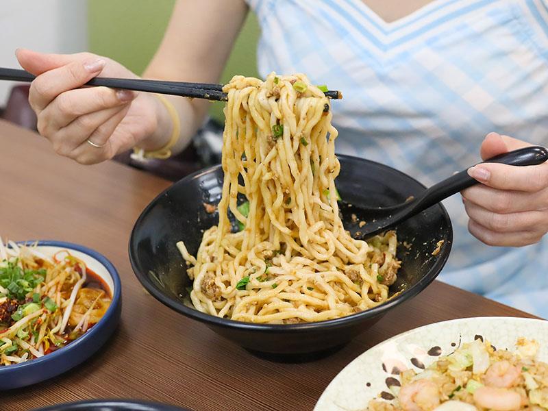 新竹牛肉麵推薦!幸福食光川菜大廚紅燒牛肉麵,炒飯、紅油炒手必吃。