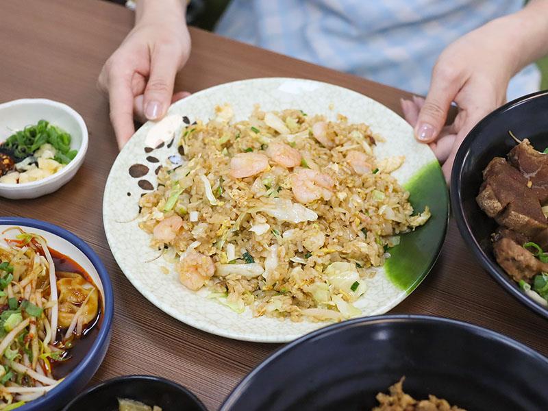 新竹牛肉麵推薦!幸福食光川菜大廚紅燒牛肉麵,炒飯、紅油炒手必吃。