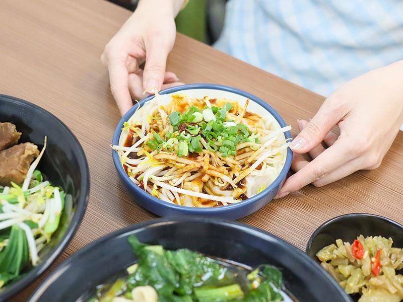 新竹牛肉麵推薦!幸福食光川菜大廚紅燒牛肉麵,炒飯、紅油炒手必吃。