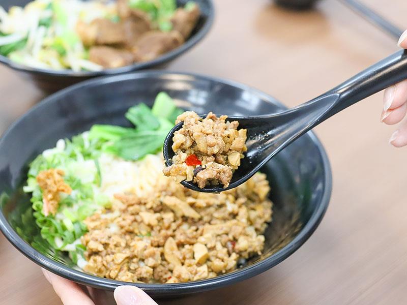 新竹牛肉麵推薦!幸福食光川菜大廚紅燒牛肉麵,炒飯、紅油炒手必吃。