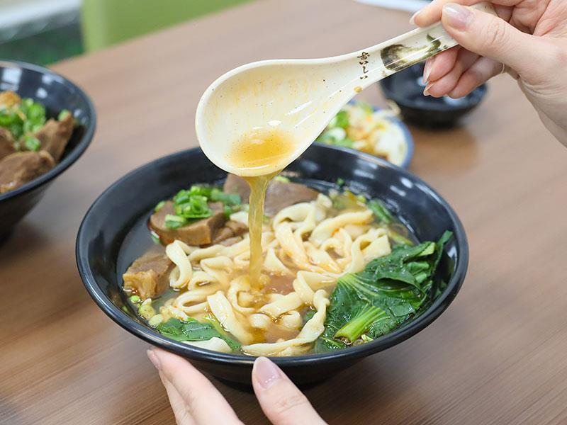 新竹牛肉麵推薦!幸福食光川菜大廚紅燒牛肉麵,炒飯、紅油炒手必吃。