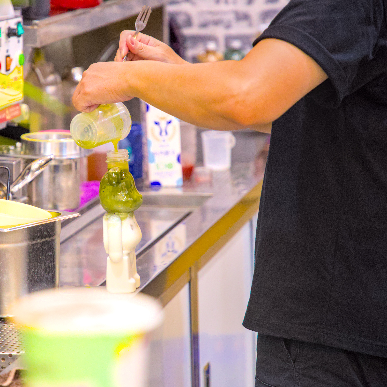 高雄鹽埕小熊奶茶！隱藏版手搖小熊瓶造型超療癒，高雄必訪飲料店。