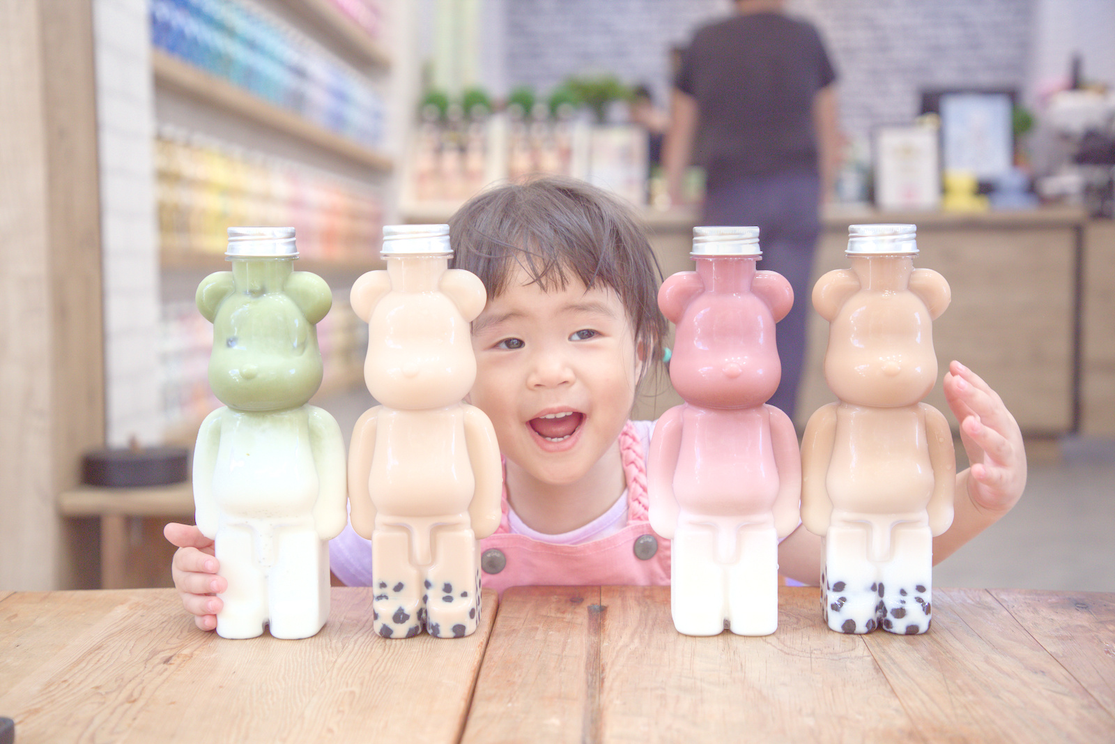 高雄鹽埕小熊奶茶！隱藏版手搖小熊瓶造型超療癒，高雄必訪飲料店。