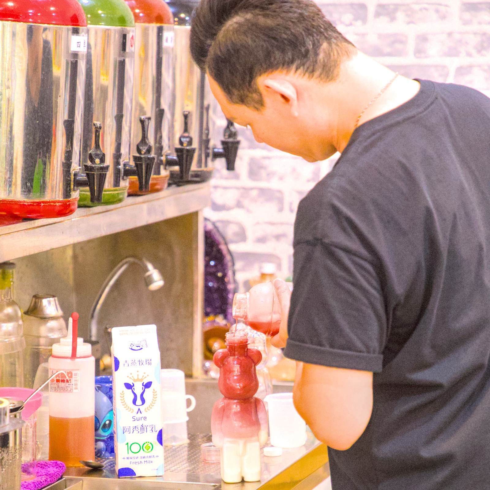 高雄鹽埕小熊奶茶！隱藏版手搖小熊瓶造型超療癒，高雄必訪飲料店。