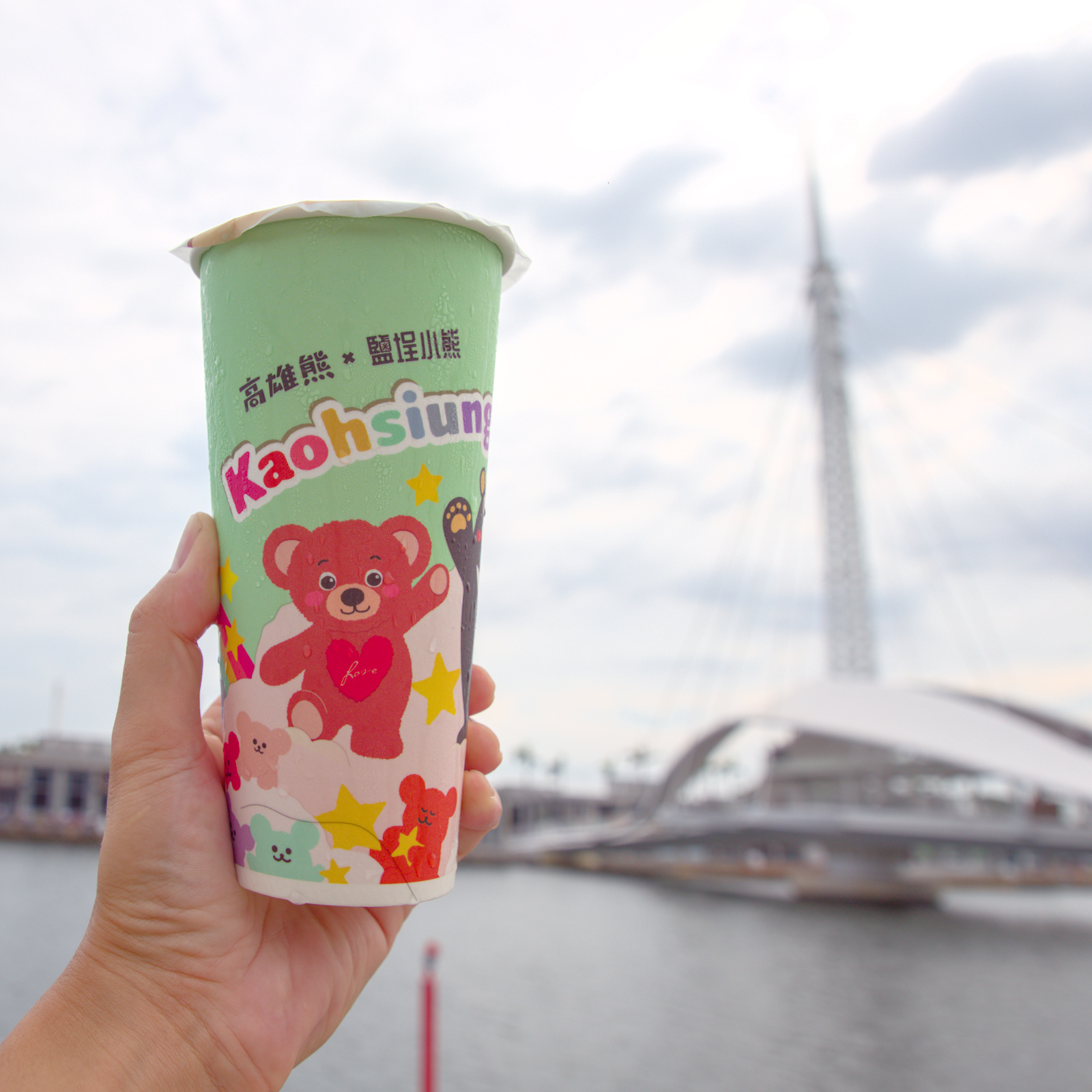 高雄鹽埕小熊奶茶！隱藏版手搖小熊瓶造型超療癒，高雄必訪飲料店。