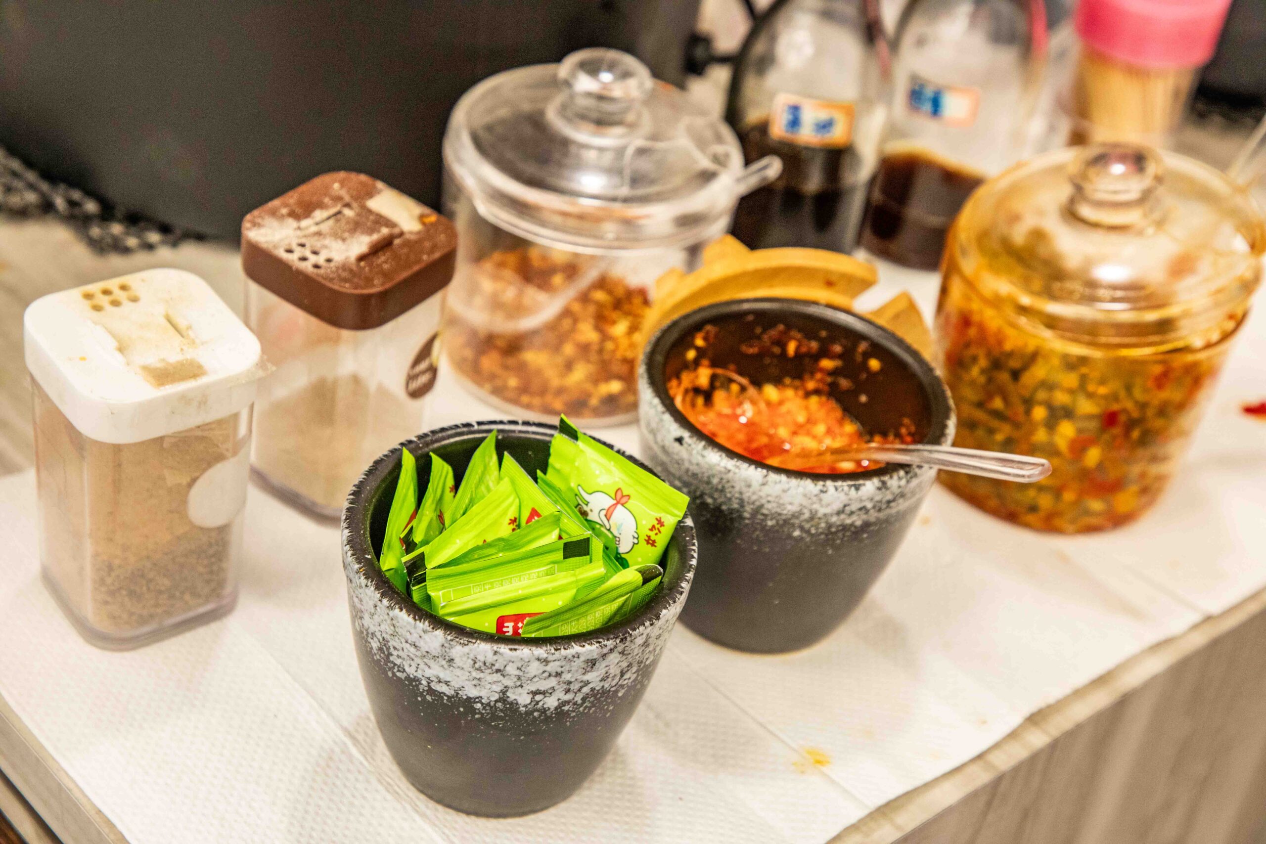 桃園中壢美食推薦！吃飯道地南部小吃集結，火雞肉飯堆成小山CP值超高。