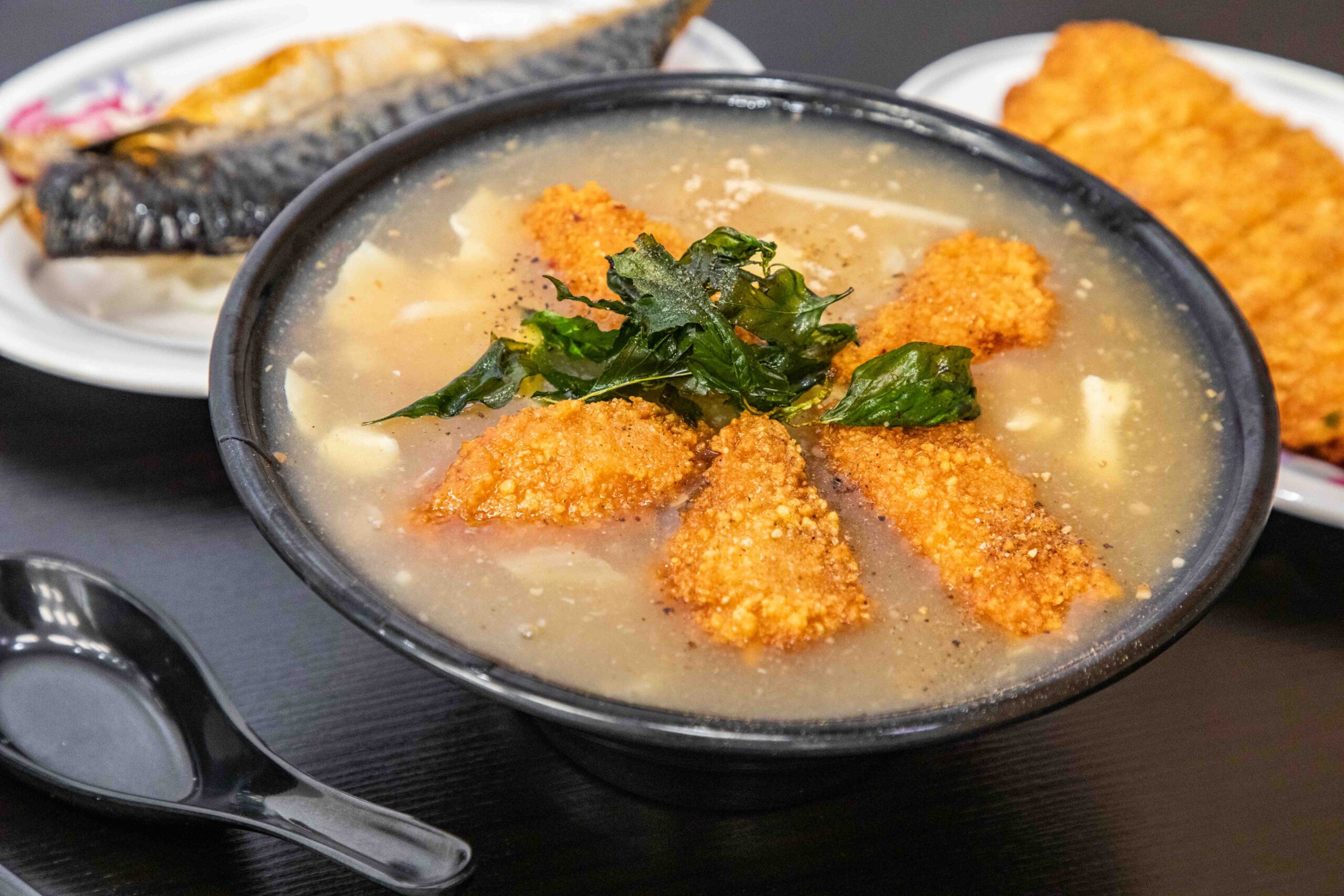 桃園中壢美食推薦！吃飯道地南部小吃集結，火雞肉飯堆成小山CP值超高。