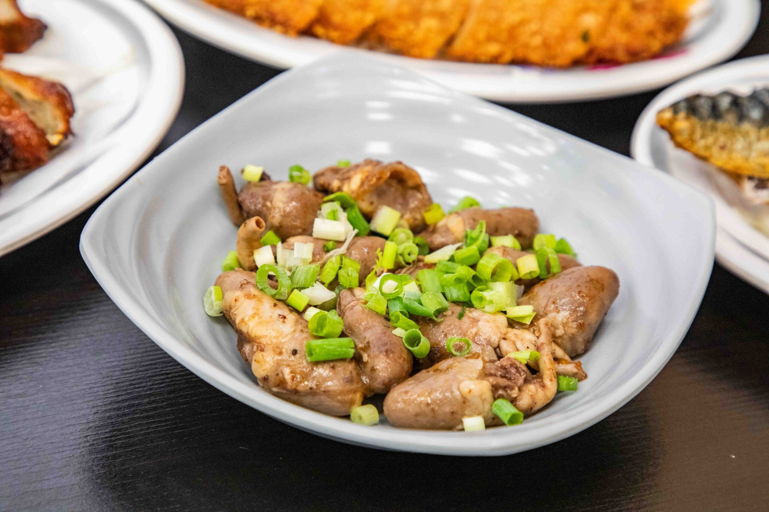 桃園中壢美食推薦！吃飯道地南部小吃集結，火雞肉飯堆成小山CP值超高。