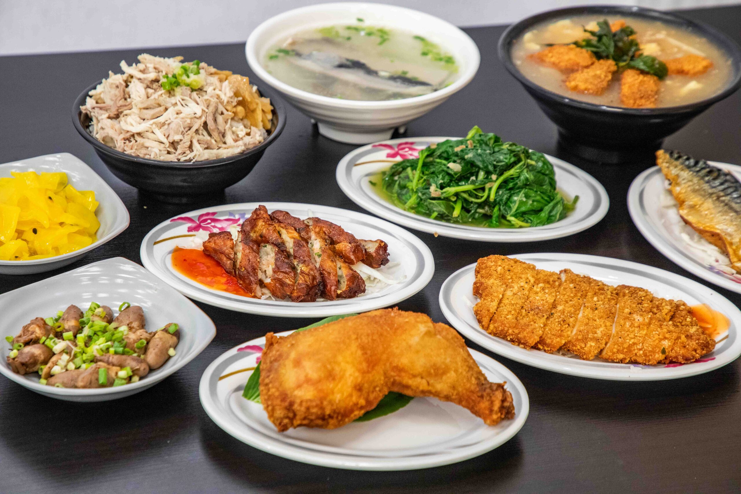 桃園中壢美食推薦！吃飯道地南部小吃集結，火雞肉飯堆成小山CP值超高。