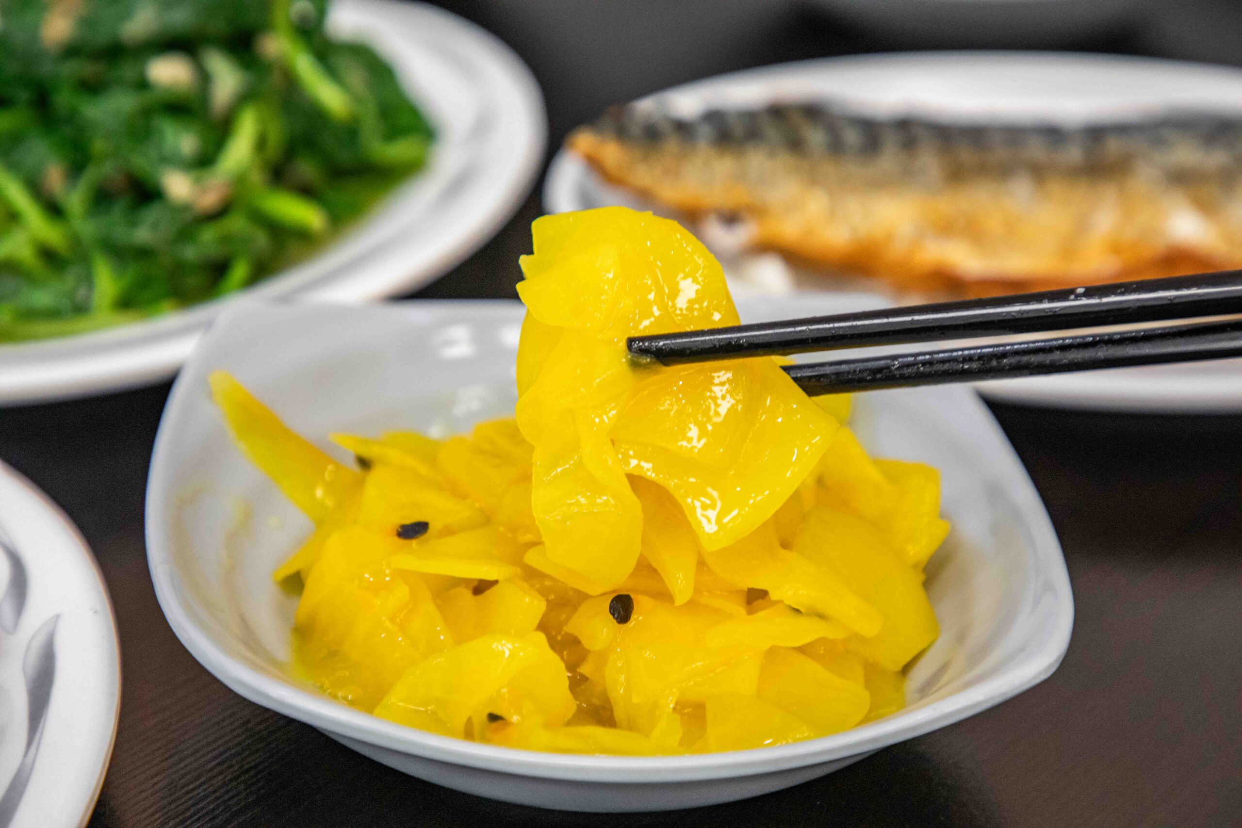 桃園中壢美食推薦！吃飯道地南部小吃集結，火雞肉飯堆成小山CP值超高。