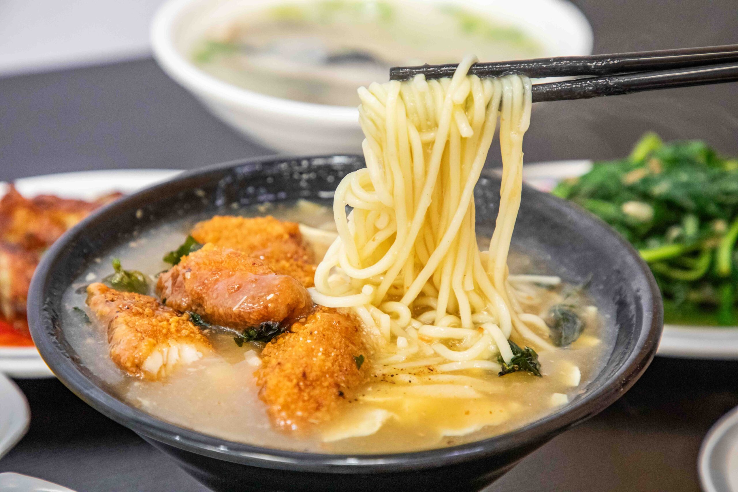 桃園中壢美食推薦！吃飯道地南部小吃集結，火雞肉飯堆成小山CP值超高。