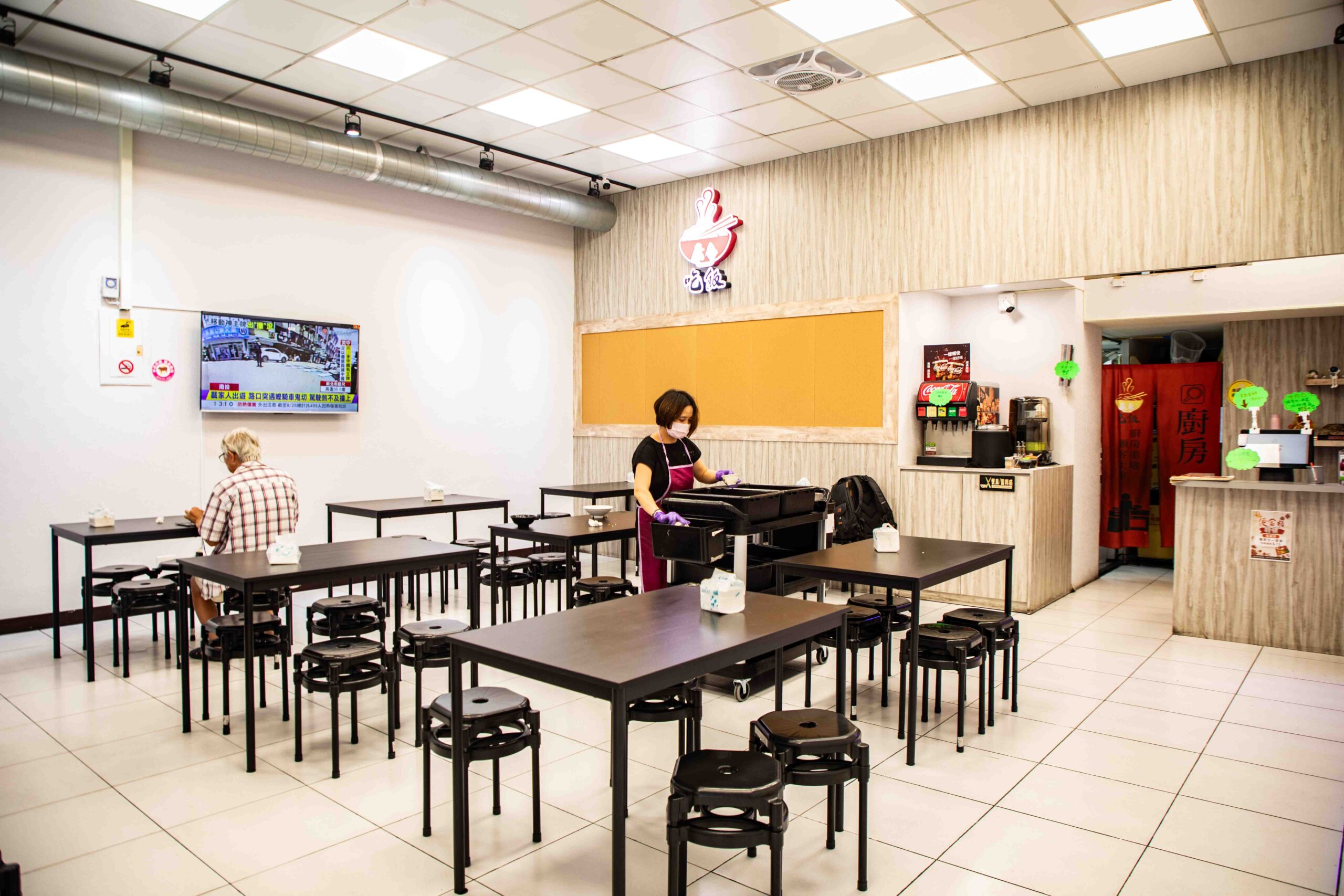 桃園中壢美食推薦！吃飯道地南部小吃集結，火雞肉飯堆成小山CP值超高。