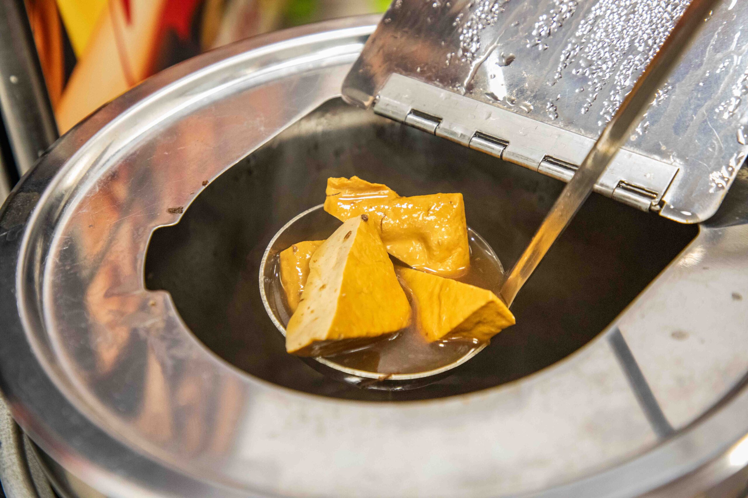 桃園中壢美食推薦！吃飯道地南部小吃集結，火雞肉飯堆成小山CP值超高。