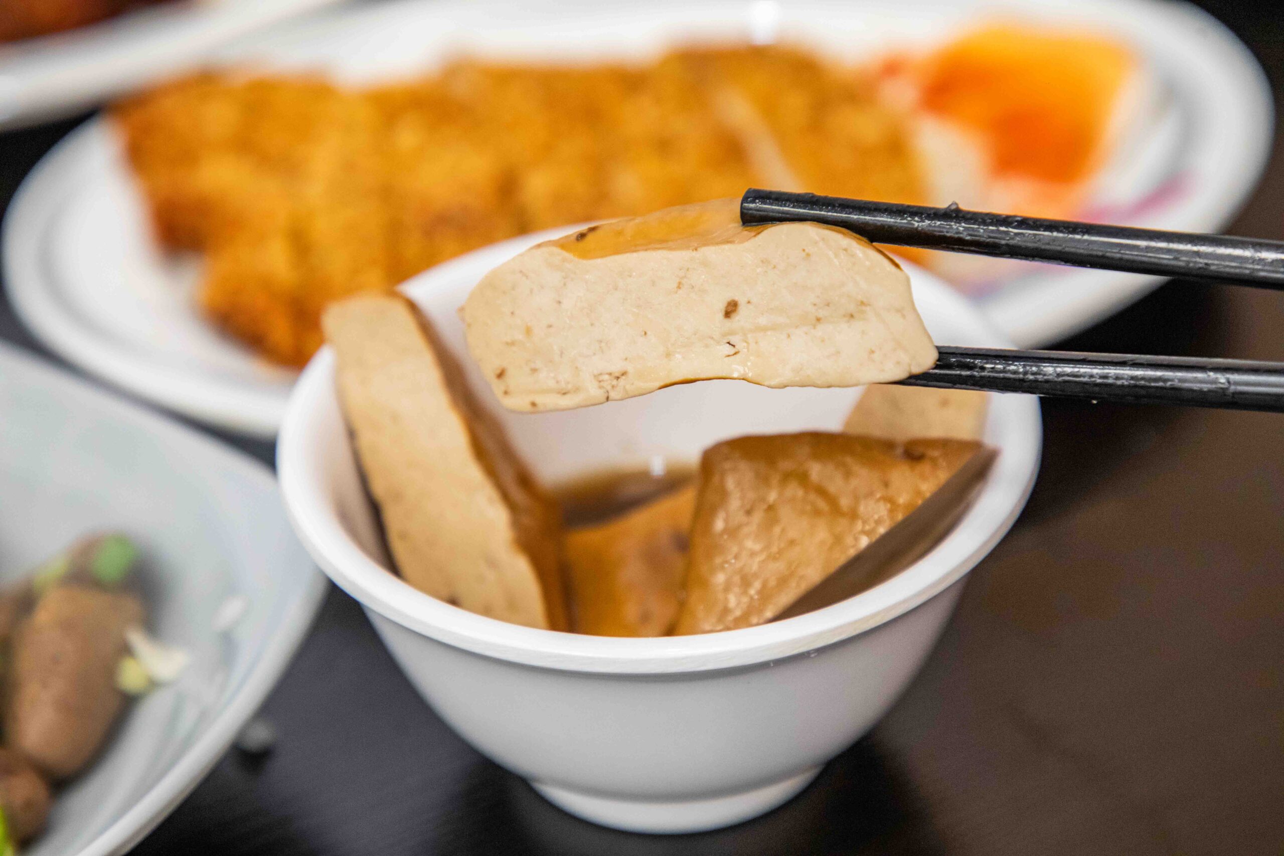 桃園中壢美食推薦！吃飯道地南部小吃集結，火雞肉飯堆成小山CP值超高。