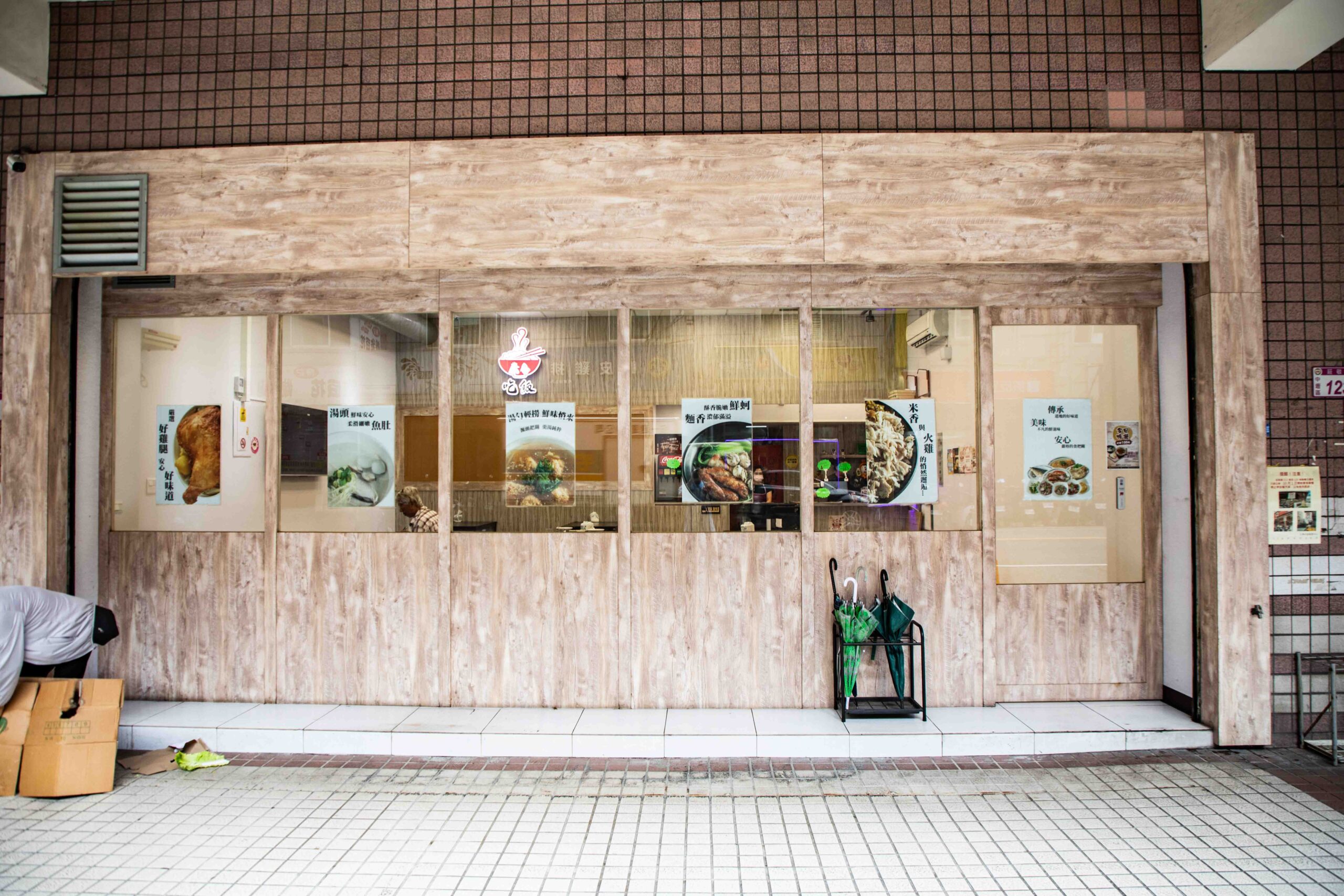 桃園中壢美食推薦！吃飯道地南部小吃集結，火雞肉飯堆成小山CP值超高。