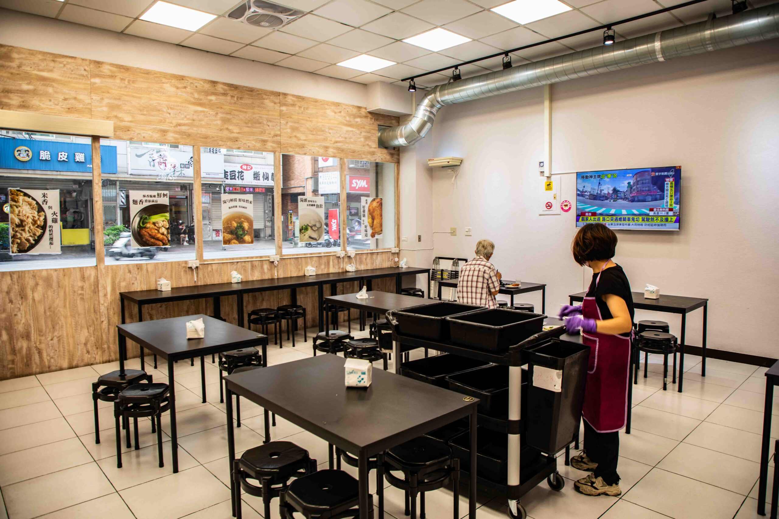 桃園中壢美食推薦！吃飯道地南部小吃集結，火雞肉飯堆成小山CP值超高。