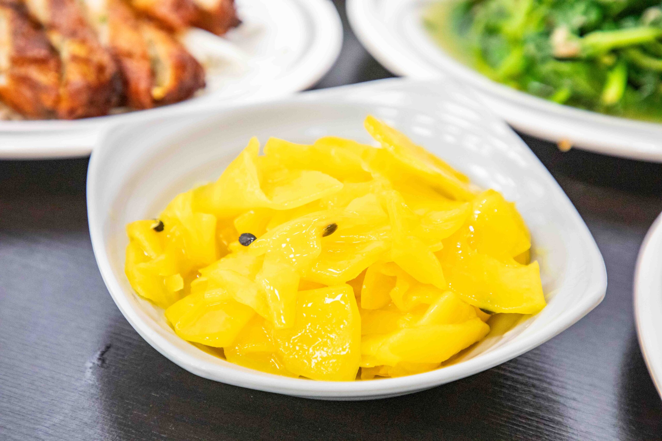 桃園中壢美食推薦！吃飯道地南部小吃集結，火雞肉飯堆成小山CP值超高。