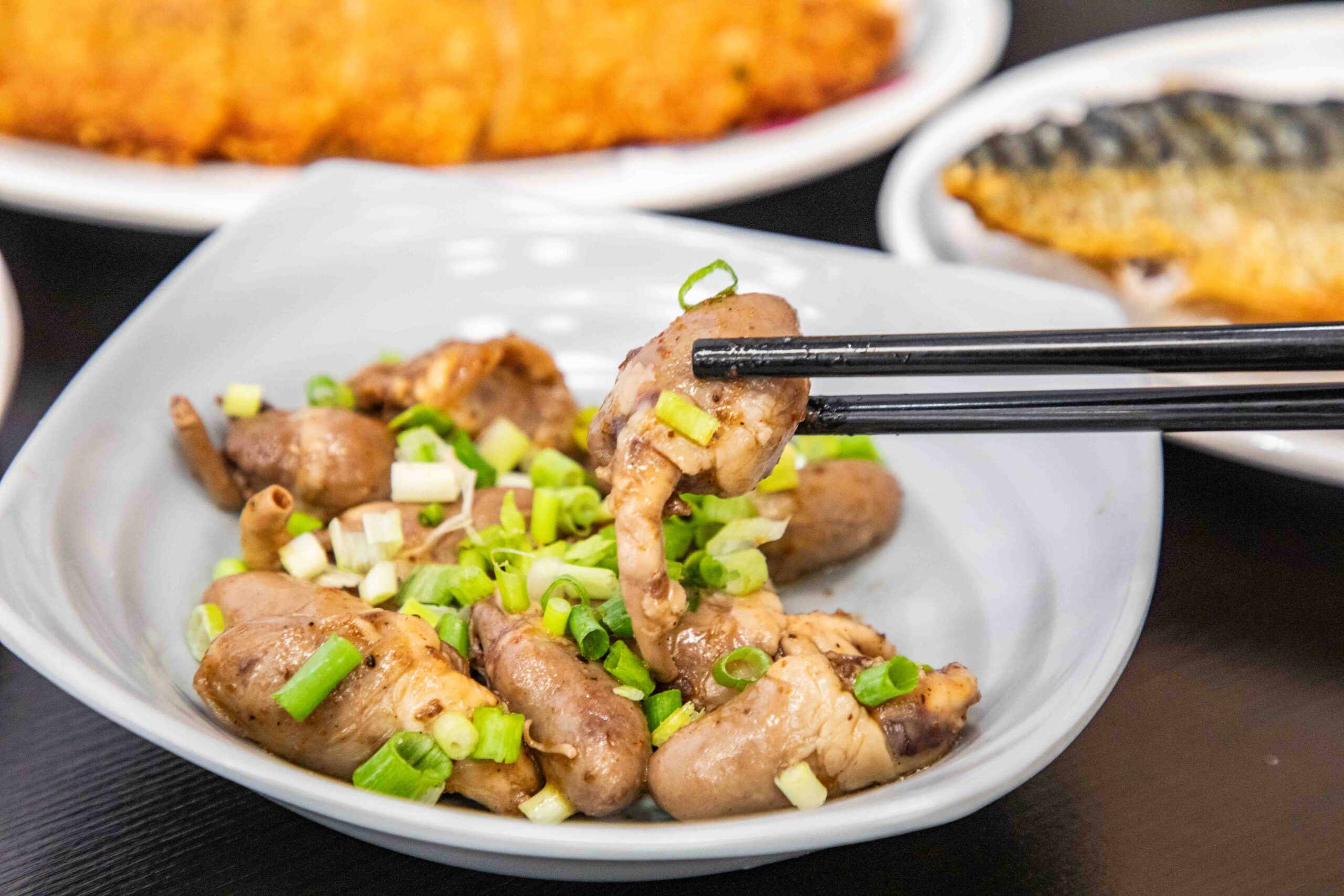 桃園中壢美食推薦！吃飯道地南部小吃集結，火雞肉飯堆成小山CP值超高。