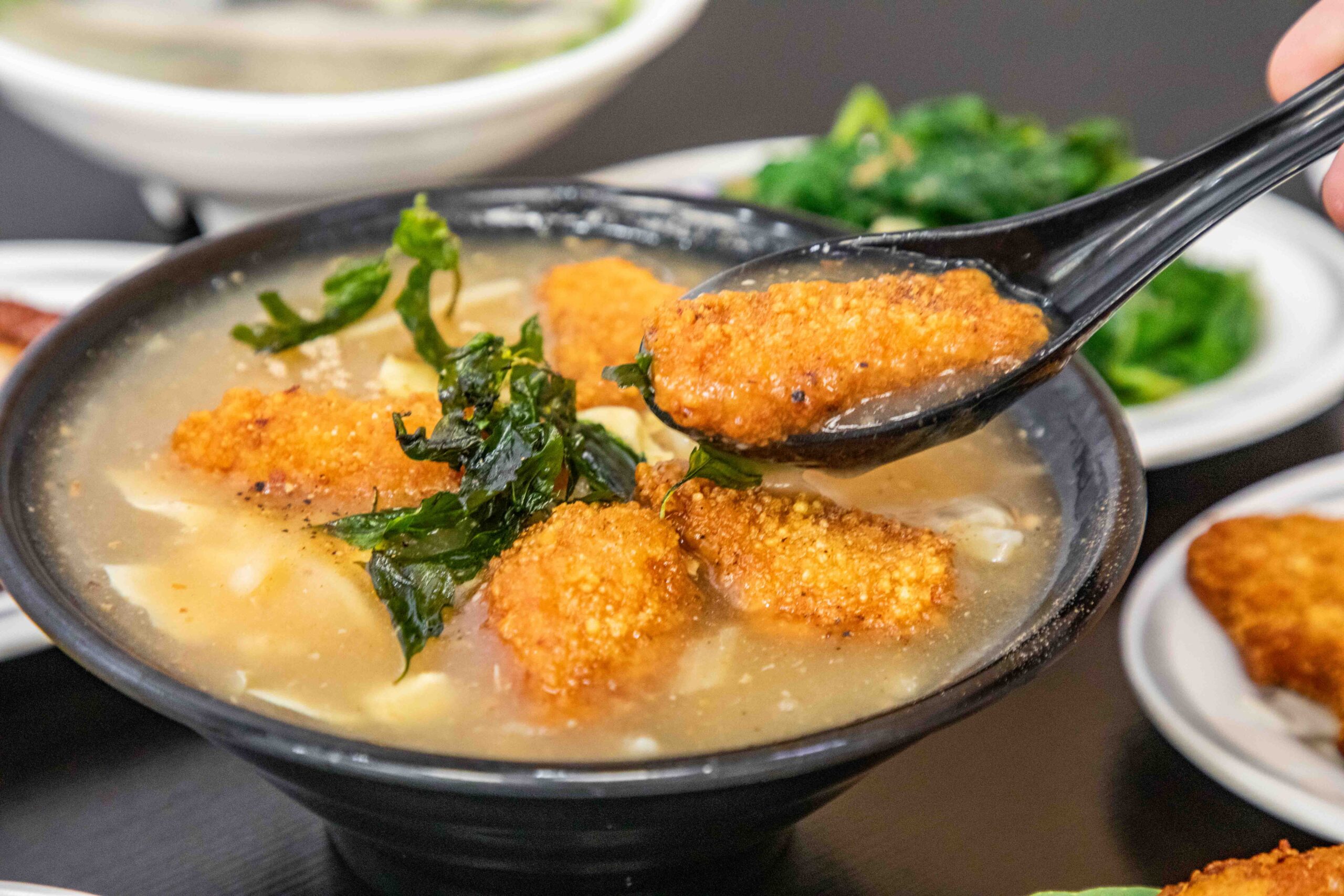 桃園中壢美食推薦！吃飯道地南部小吃集結，火雞肉飯堆成小山CP值超高。