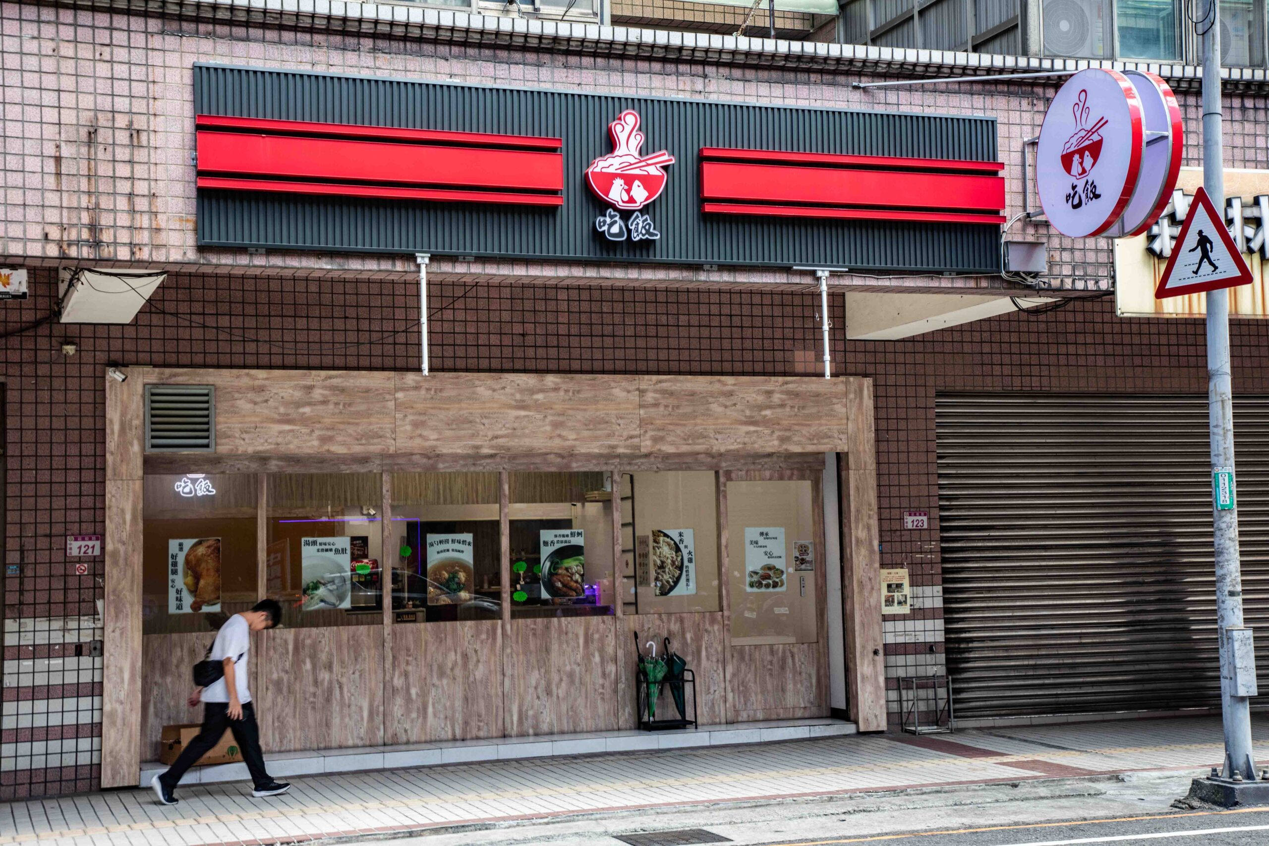 桃園中壢美食推薦！吃飯道地南部小吃集結，火雞肉飯堆成小山CP值超高。