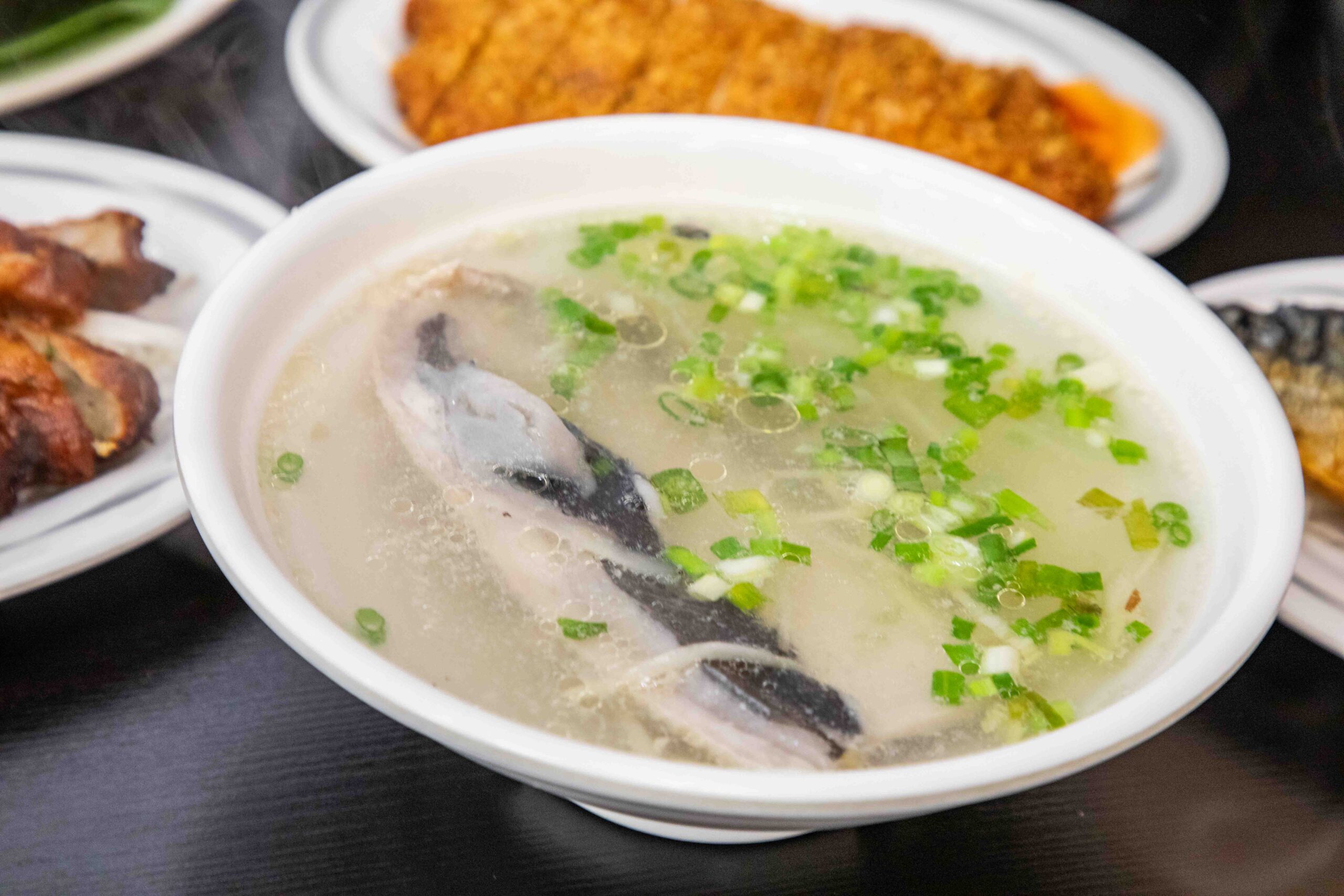 桃園中壢美食推薦！吃飯道地南部小吃集結，火雞肉飯堆成小山CP值超高。