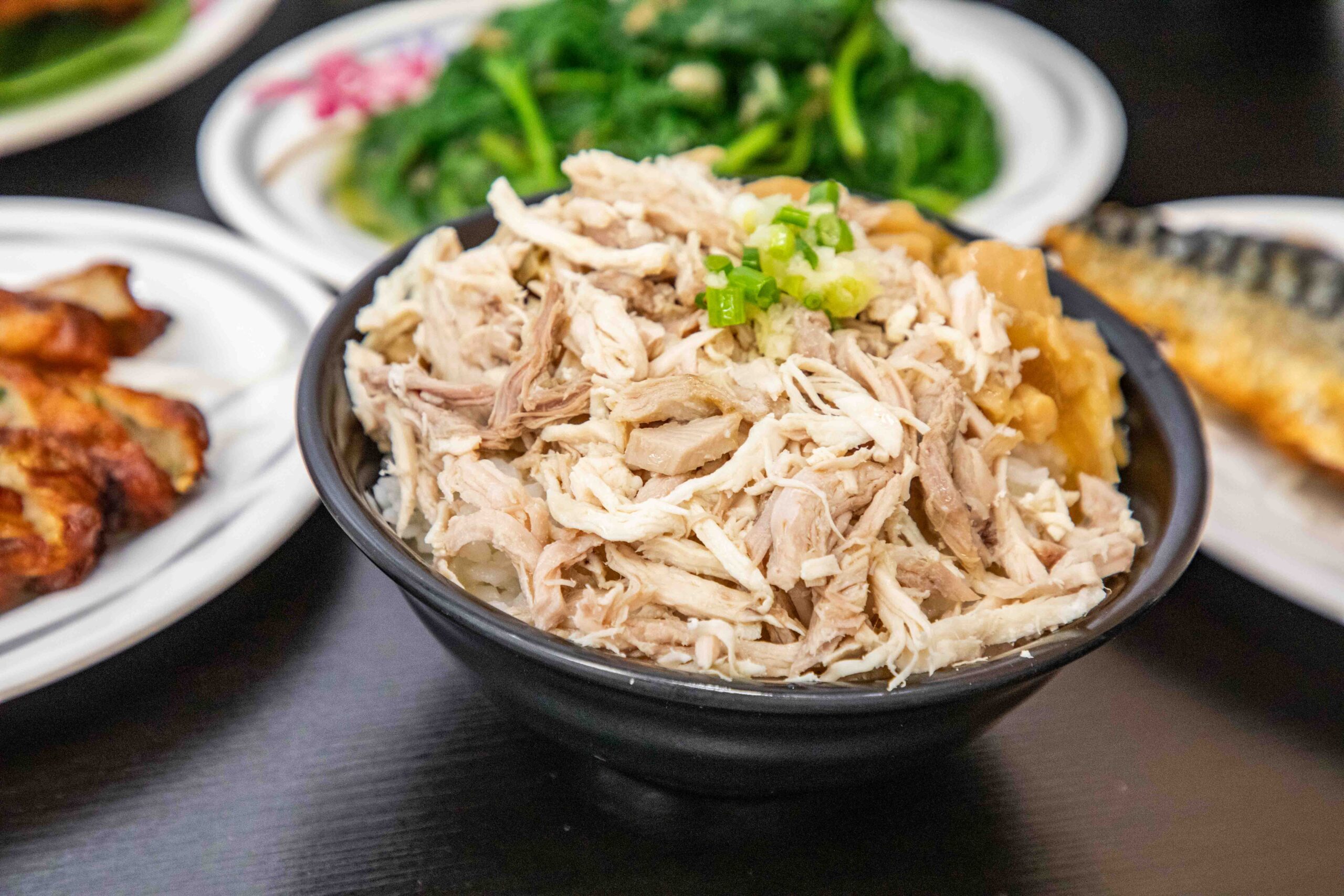 桃園中壢美食推薦！吃飯道地南部小吃集結，火雞肉飯堆成小山CP值超高。