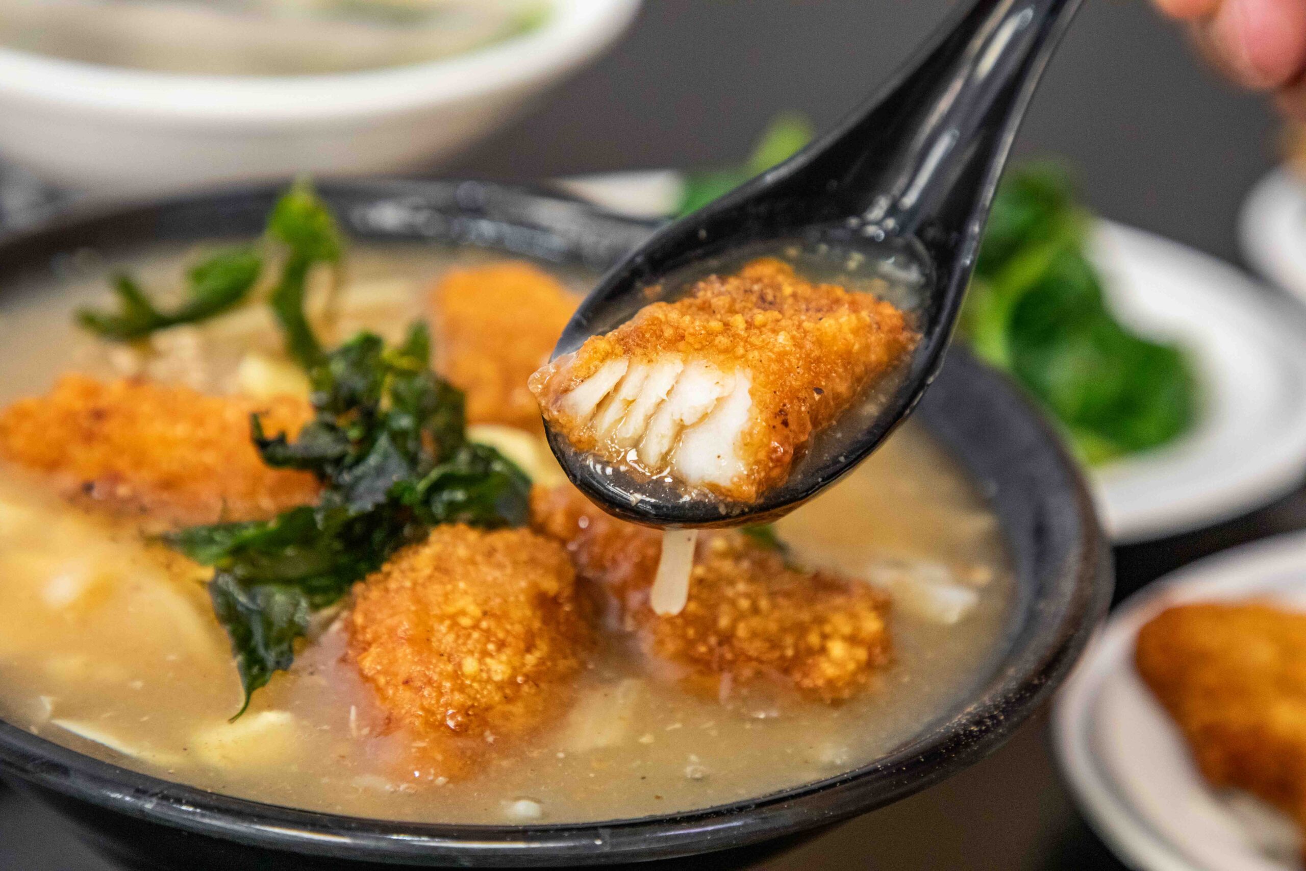 桃園中壢美食推薦！吃飯道地南部小吃集結，火雞肉飯堆成小山CP值超高。