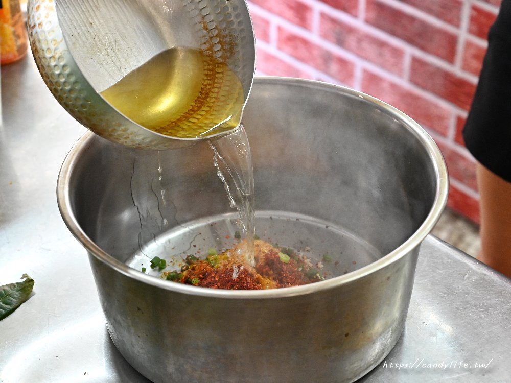 川麵道北平店罐罐米線｜台中首間罐罐米線，道地四川味，香料炒製，七種正宗湯頭任你選 - 糖糖's 享食生活