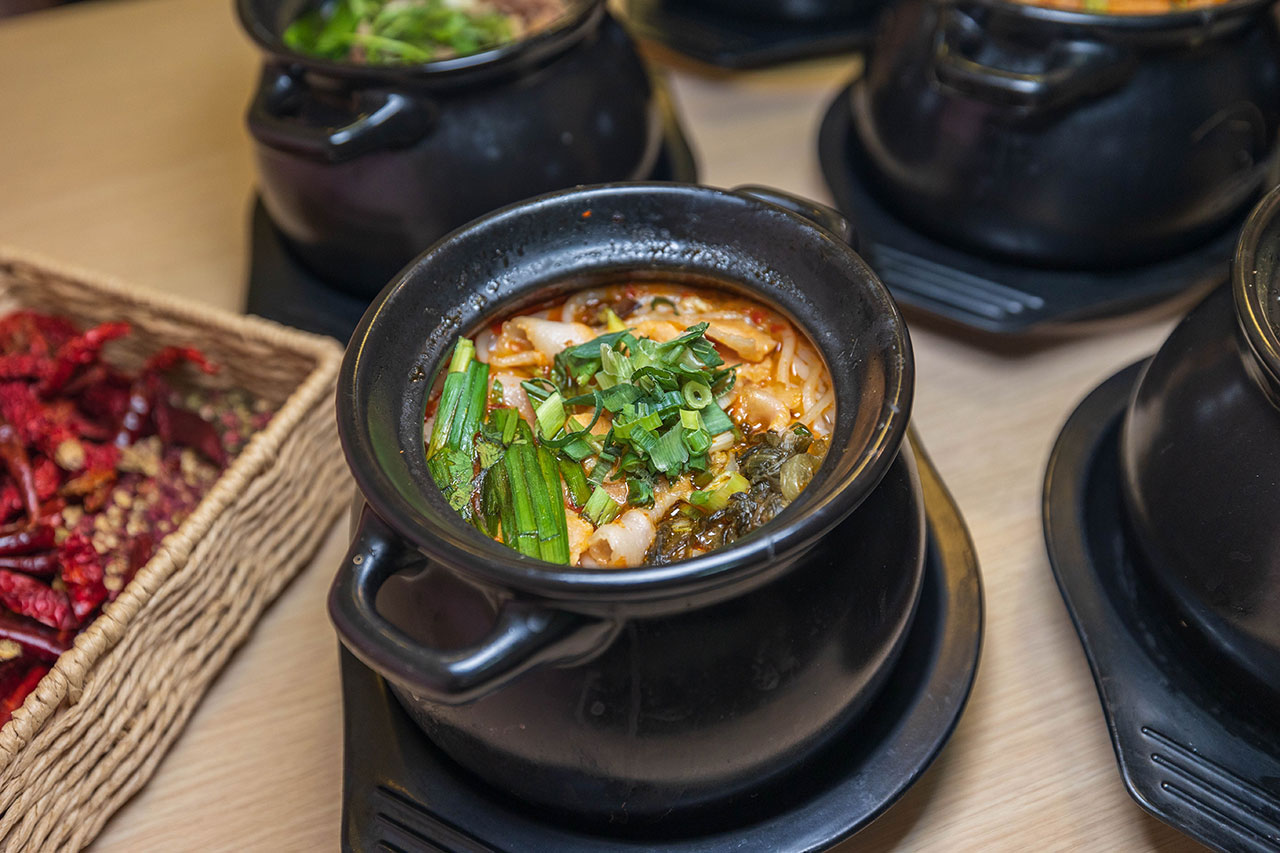 川麵道北平店｜台中正宗四川味罐罐米線，7種特調湯頭獨特泡椒辛香料陶罐燉煮砂鍋，一吃上癮的台中北屯美食推薦