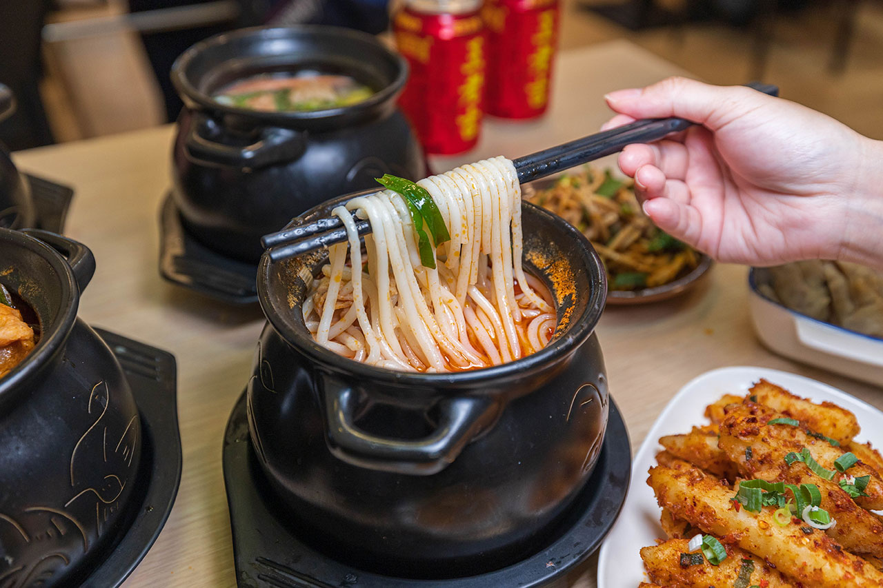 川麵道北平店｜台中正宗四川味罐罐米線，7種特調湯頭獨特泡椒辛香料陶罐燉煮砂鍋，一吃上癮的台中北屯美食推薦