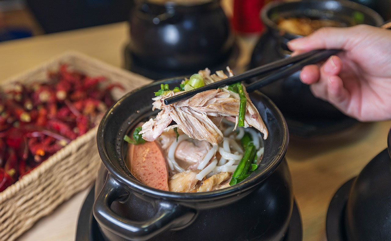 川麵道北平店｜台中正宗四川味罐罐米線，7種特調湯頭獨特泡椒辛香料陶罐燉煮砂鍋，一吃上癮的台中北屯美食推薦