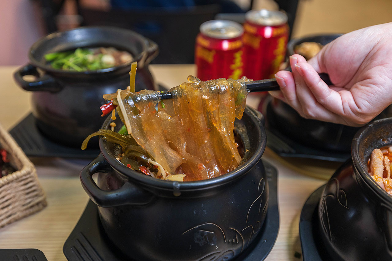 川麵道北平店｜台中正宗四川味罐罐米線，7種特調湯頭獨特泡椒辛香料陶罐燉煮砂鍋，一吃上癮的台中北屯美食推薦