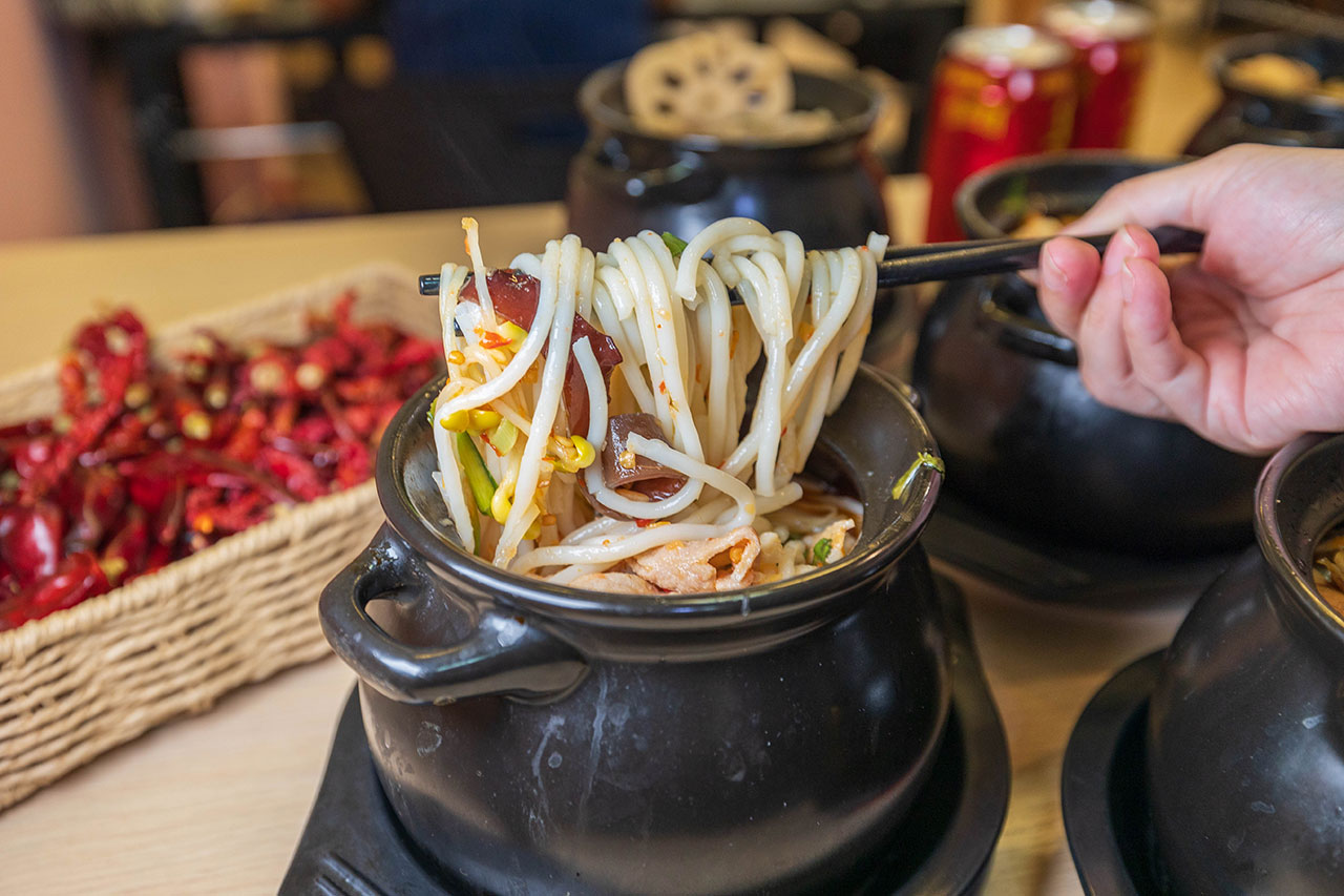 川麵道北平店｜台中正宗四川味罐罐米線，7種特調湯頭獨特泡椒辛香料陶罐燉煮砂鍋，一吃上癮的台中北屯美食推薦