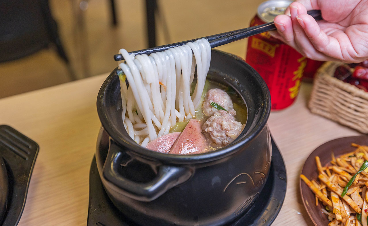川麵道北平店｜台中正宗四川味罐罐米線，7種特調湯頭獨特泡椒辛香料陶罐燉煮砂鍋，一吃上癮的台中北屯美食推薦