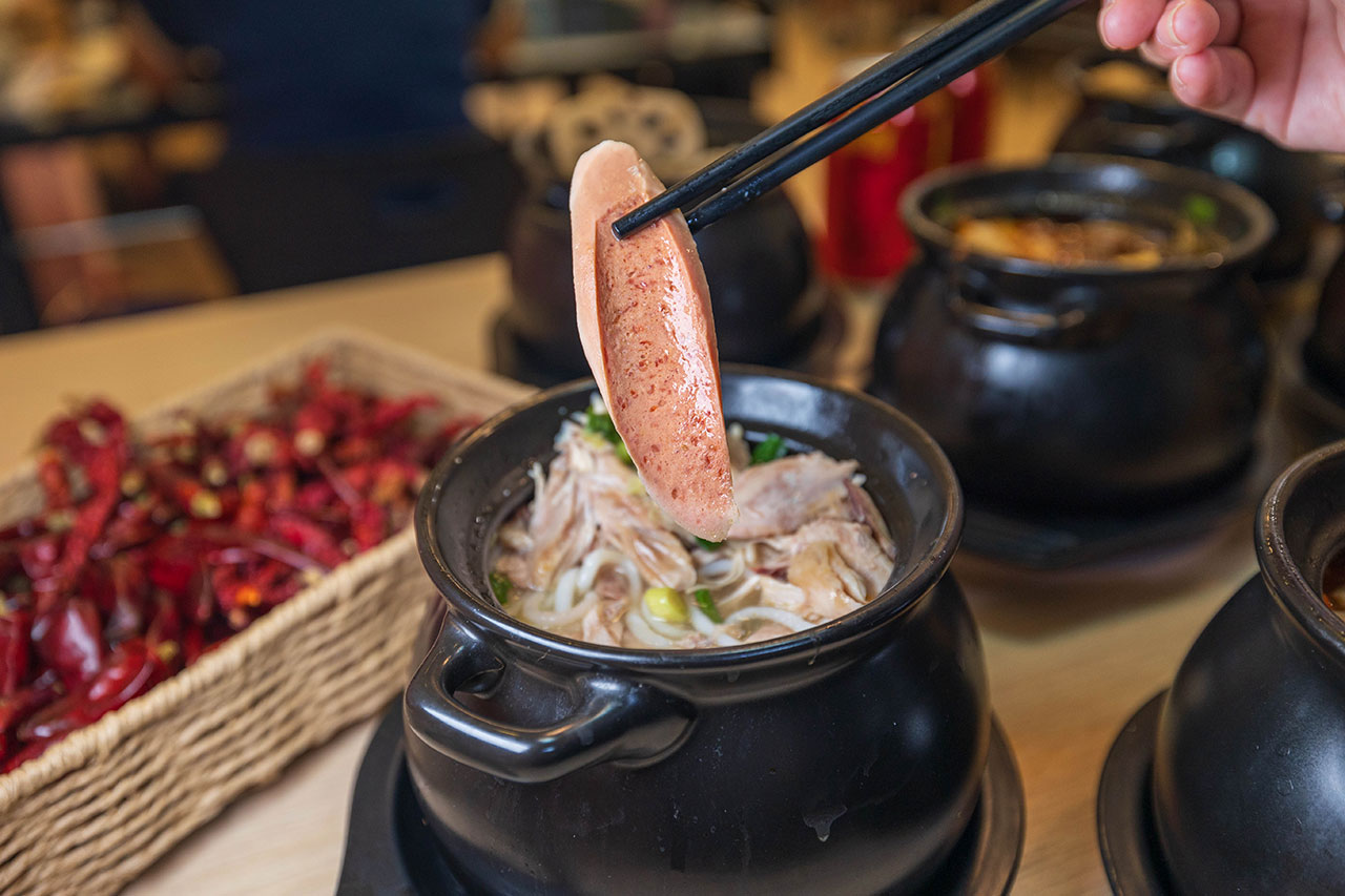 川麵道北平店｜台中正宗四川味罐罐米線，7種特調湯頭獨特泡椒辛香料陶罐燉煮砂鍋，一吃上癮的台中北屯美食推薦