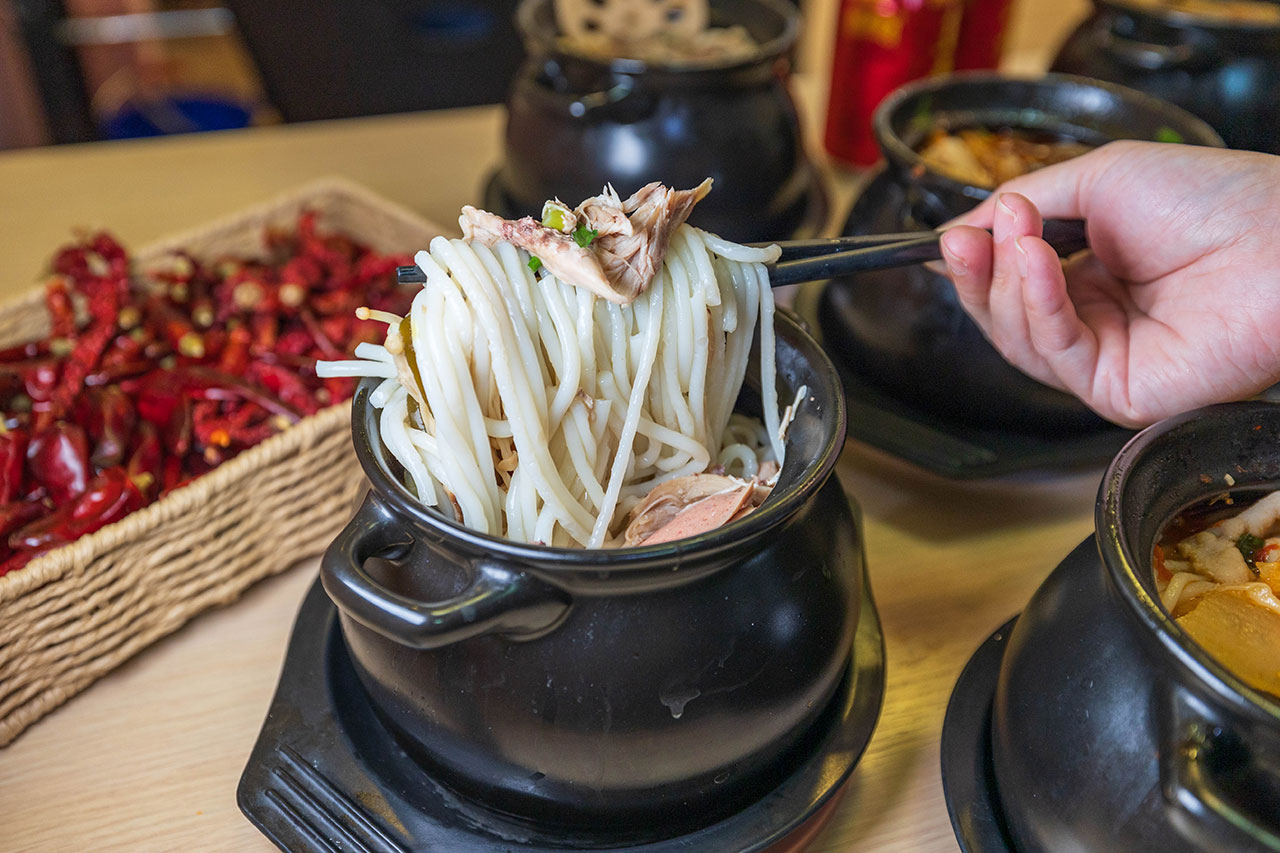 川麵道北平店｜台中正宗四川味罐罐米線，7種特調湯頭獨特泡椒辛香料陶罐燉煮砂鍋，一吃上癮的台中北屯美食推薦