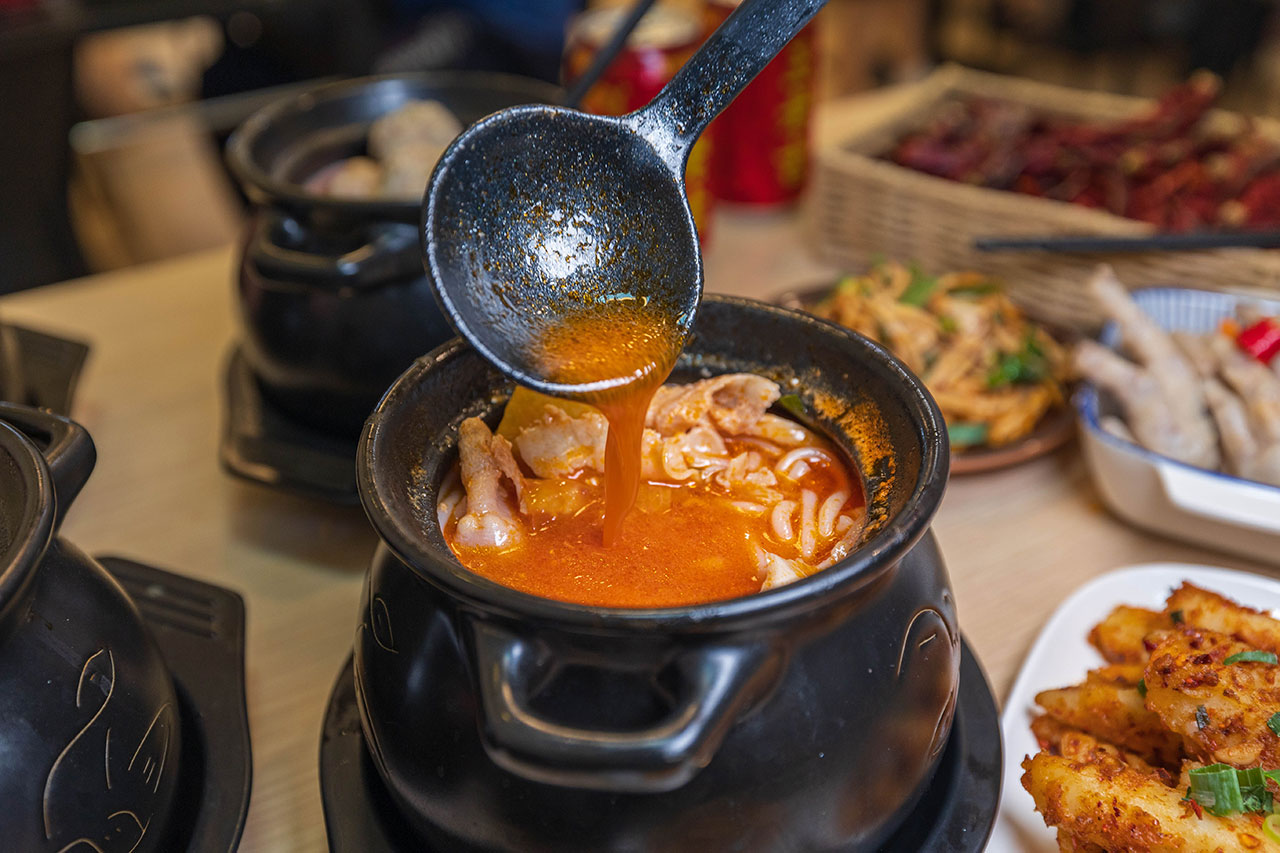 川麵道北平店｜台中正宗四川味罐罐米線，7種特調湯頭獨特泡椒辛香料陶罐燉煮砂鍋，一吃上癮的台中北屯美食推薦