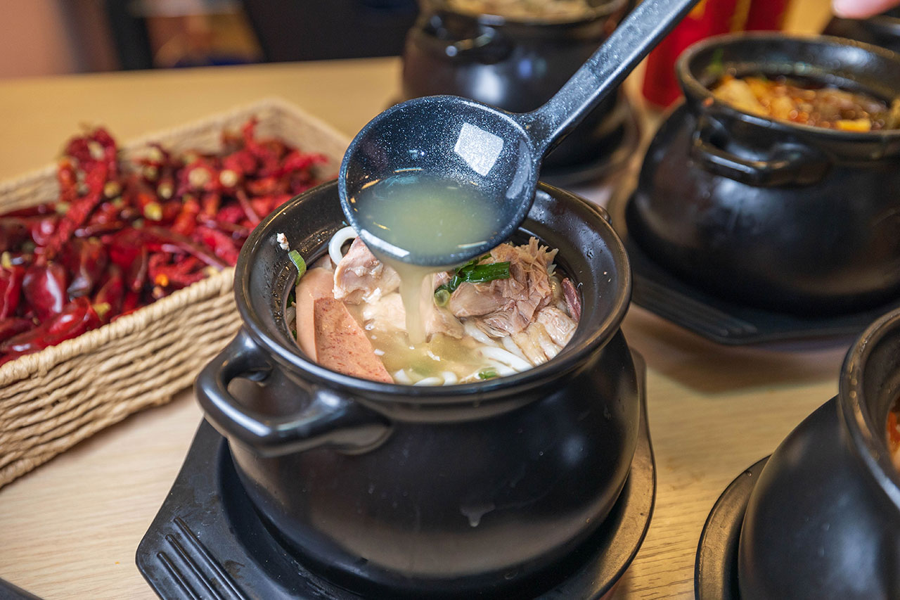 川麵道北平店｜台中正宗四川味罐罐米線，7種特調湯頭獨特泡椒辛香料陶罐燉煮砂鍋，一吃上癮的台中北屯美食推薦