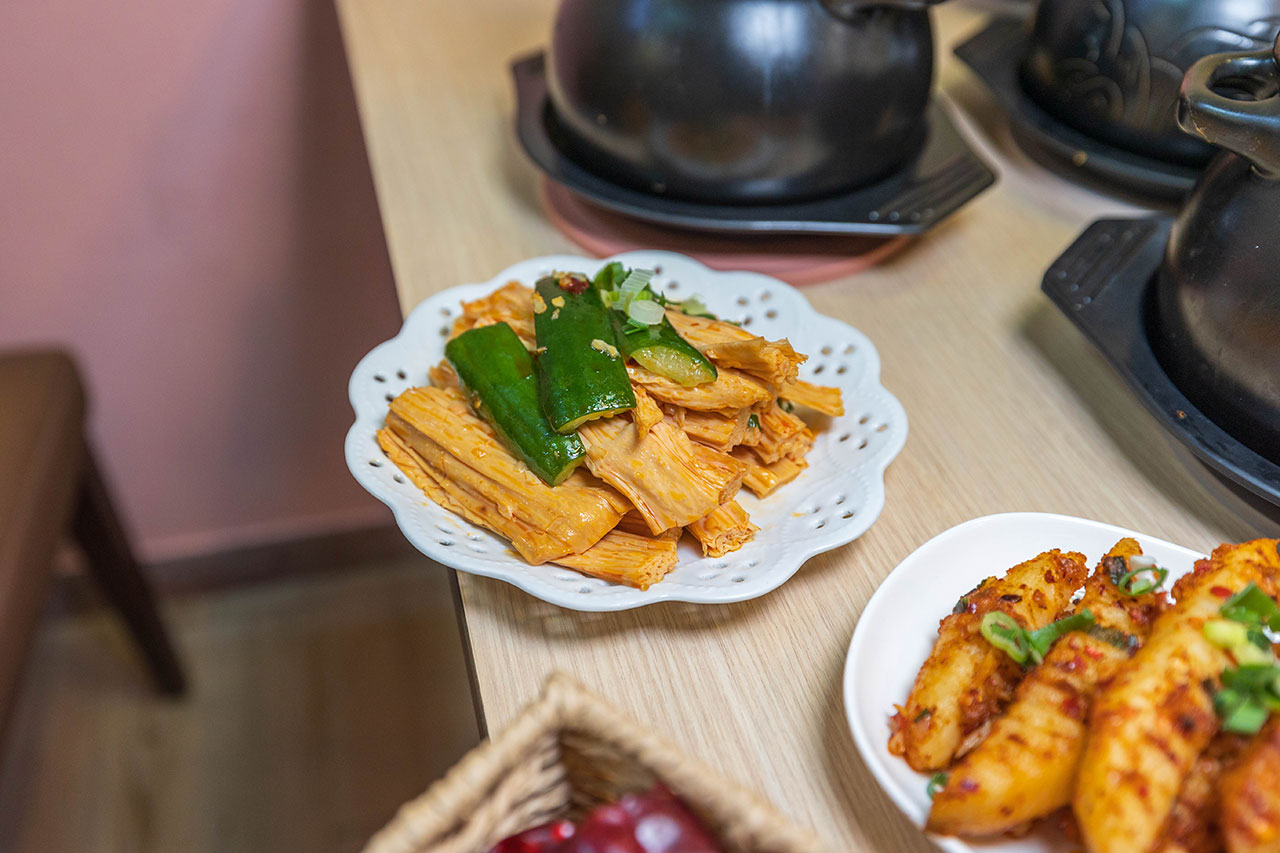 川麵道北平店｜台中正宗四川味罐罐米線，7種特調湯頭獨特泡椒辛香料陶罐燉煮砂鍋，一吃上癮的台中北屯美食推薦