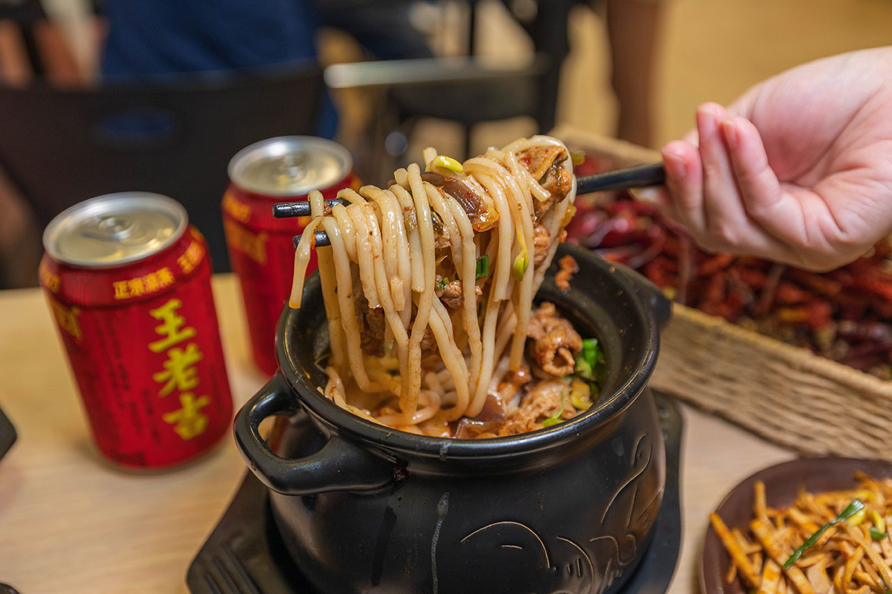 川麵道北平店｜台中正宗四川味罐罐米線，7種特調湯頭獨特泡椒辛香料陶罐燉煮砂鍋，一吃上癮的台中北屯美食推薦